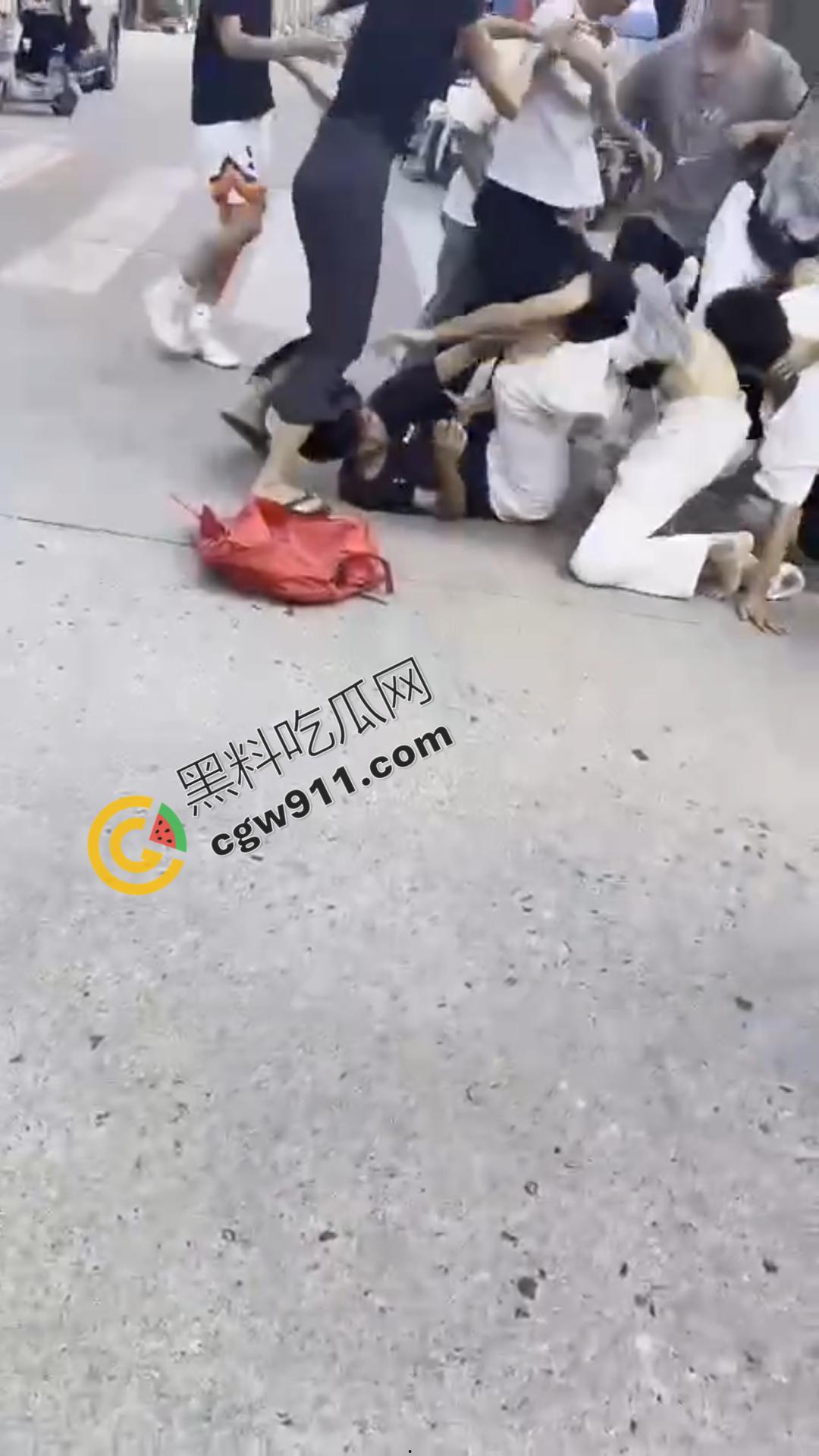 湖南怀化街边初中生街头大打出手，眼镜少女奋力劝架，围观群众难以阻挡！重伤小伙头破血流-5