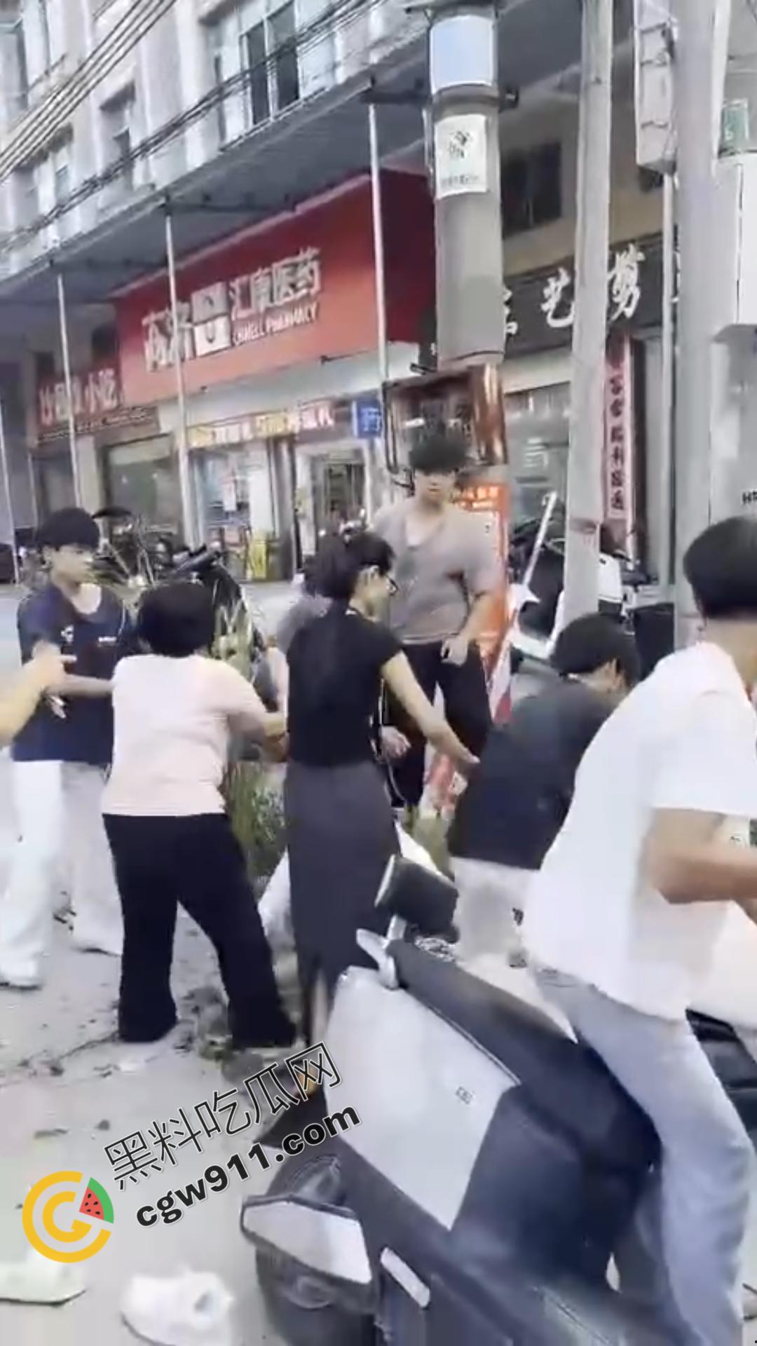 湖南怀化街边初中生街头大打出手，眼镜少女奋力劝架，围观群众难以阻挡！重伤小伙头破血流-6