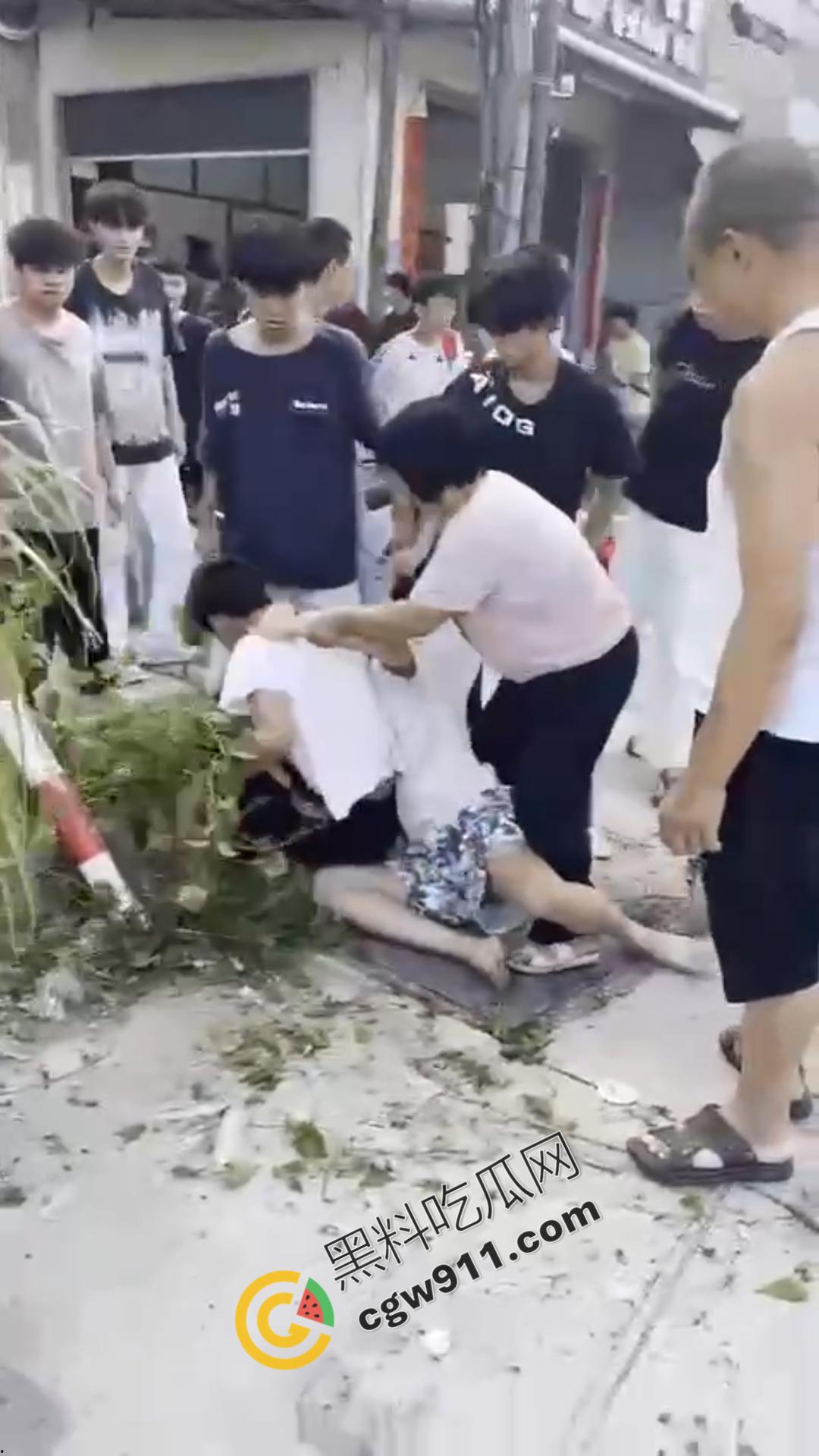 湖南怀化街边初中生街头大打出手，眼镜少女奋力劝架，围观群众难以阻挡！重伤小伙头破血流-7