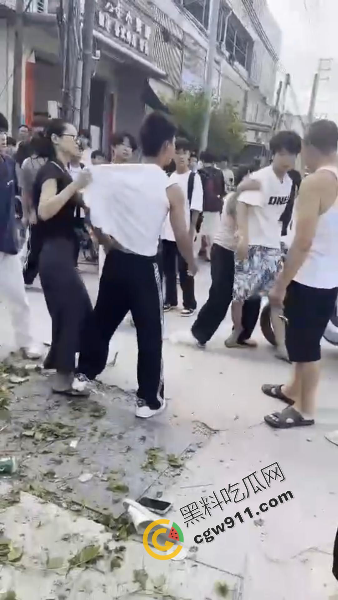 湖南怀化街边初中生街头大打出手，眼镜少女奋力劝架，围观群众难以阻挡！重伤小伙头破血流-9