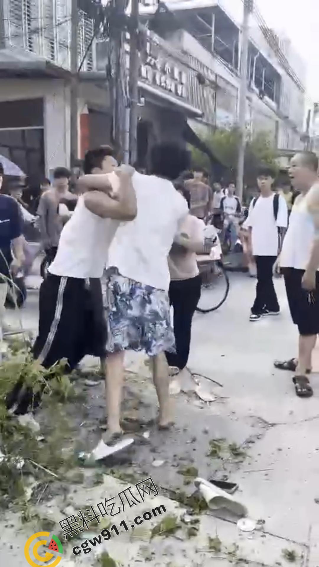 湖南怀化街边初中生街头大打出手，眼镜少女奋力劝架，围观群众难以阻挡！重伤小伙头破血流-10