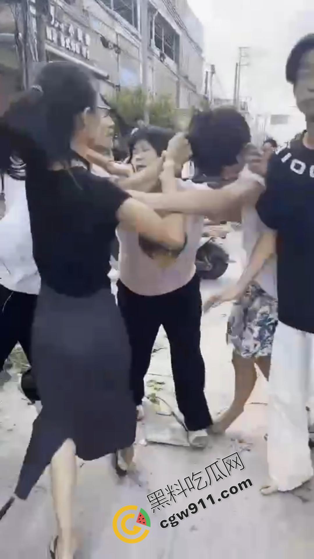 湖南怀化街边初中生街头大打出手，眼镜少女奋力劝架，围观群众难以阻挡！重伤小伙头破血流-11