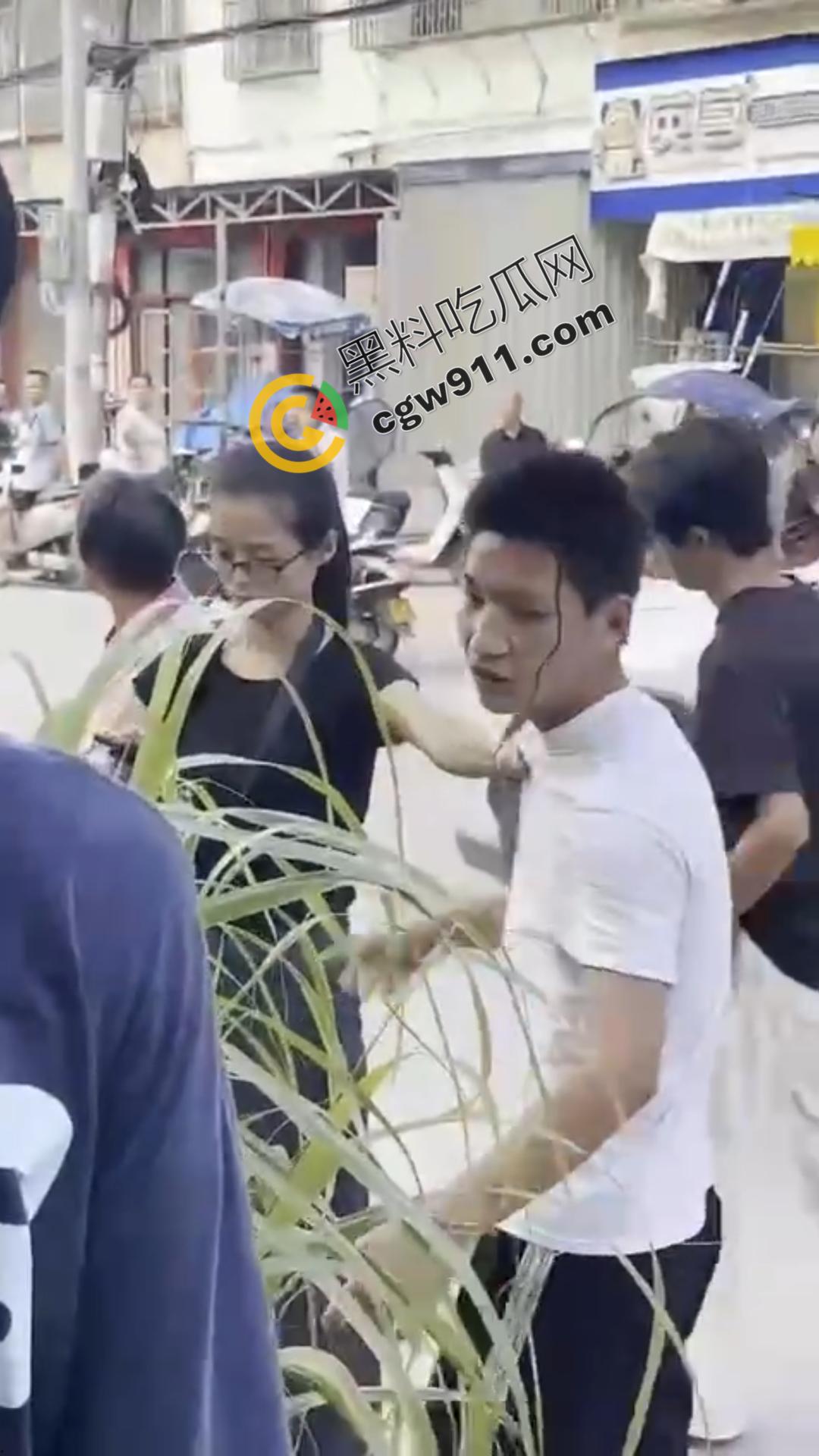 湖南怀化街边初中生街头大打出手，眼镜少女奋力劝架，围观群众难以阻挡！重伤小伙头破血流-12