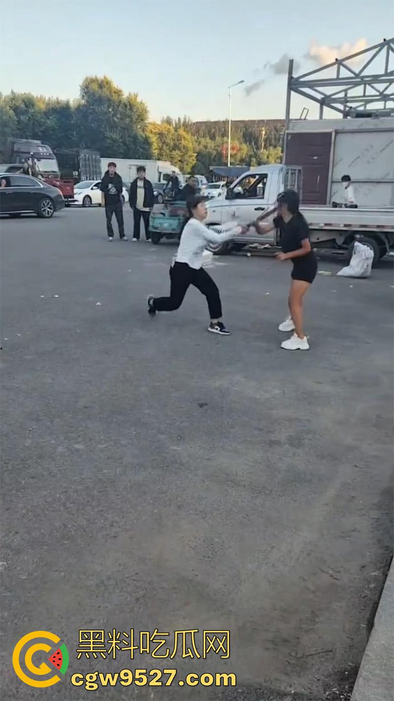 河南街头精神小妹，拿砍刀当街对拼，黑衣小妹气势汹汹，被砍后直接跑路，一群小伙围观！-2