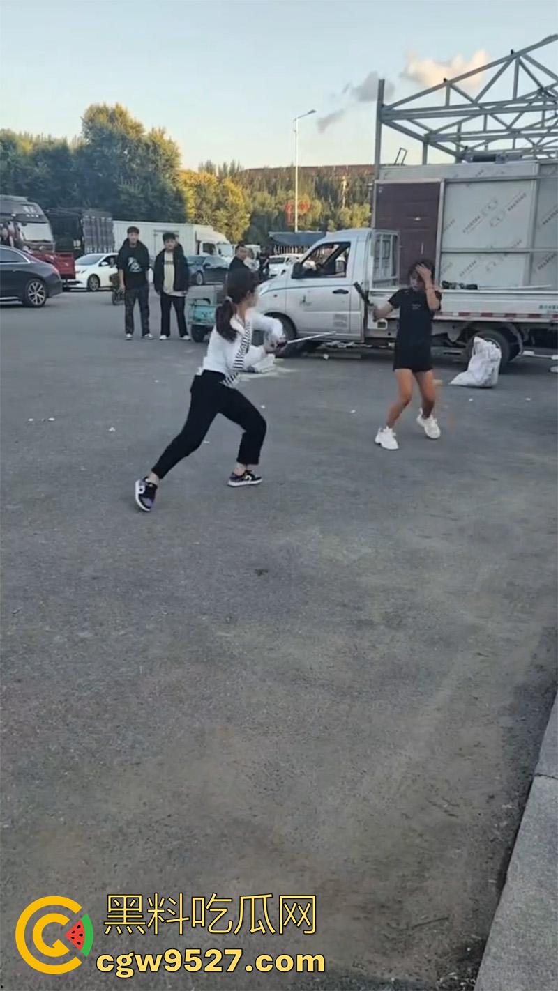 河南街头精神小妹，拿砍刀当街对拼，黑衣小妹气势汹汹，被砍后直接跑路，一群小伙围观！-3