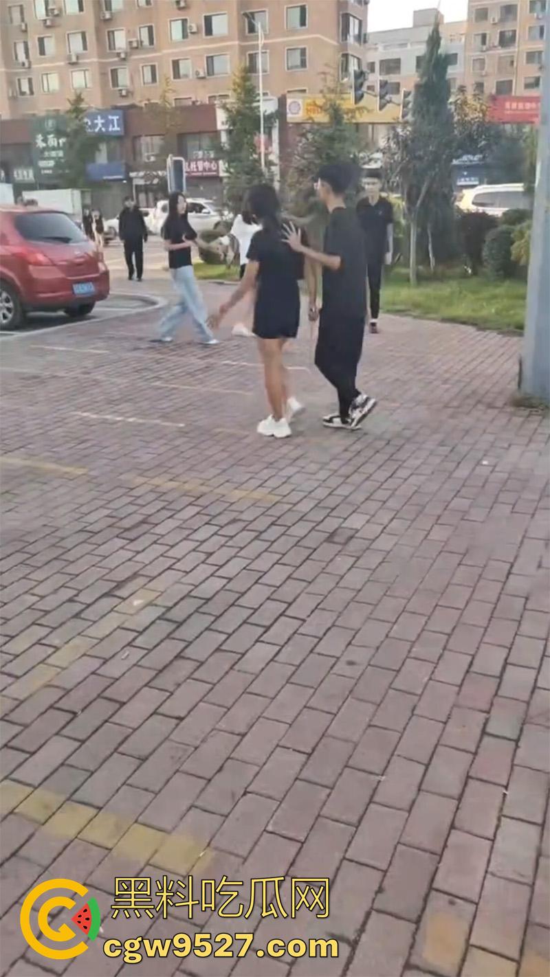 河南街头精神小妹，拿砍刀当街对拼，黑衣小妹气势汹汹，被砍后直接跑路，一群小伙围观！-7