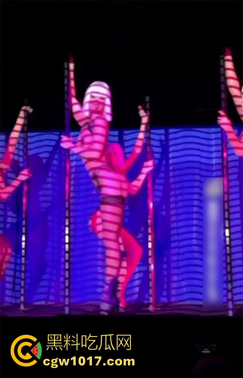 韩国尤物女爱豆Lisa，风马秀脱衣舞现场盗摄画面，以及彩排资源流出，资源绝版珍稀，偶像沦落成脱衣舞娘，这是露上瘾了？-10