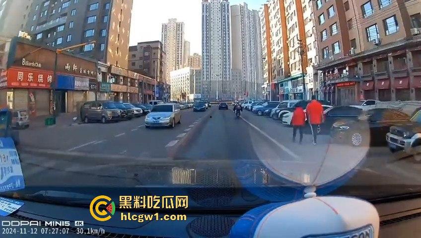 辽宁丹东汽车转弯不减速，电动车被撞飞！救护车刚加完油，半路直接捡了个现成病人！-1