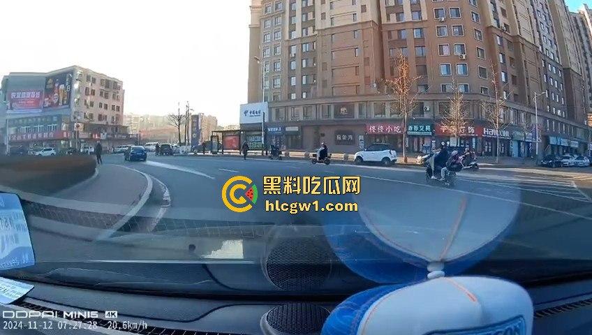 辽宁丹东汽车转弯不减速，电动车被撞飞！救护车刚加完油，半路直接捡了个现成病人！-3