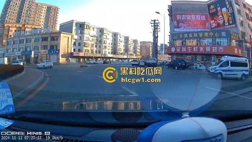 辽宁丹东汽车转弯不减速，电动车被撞飞！救护车刚加完油，半路直接捡了个现成病人！-4