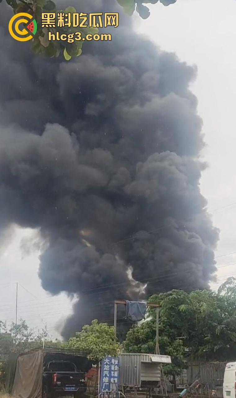 完了 完了 锅烧穿了！海口垦科路一处库房突发大火 现场火光冲天浓烟滚滚！-1