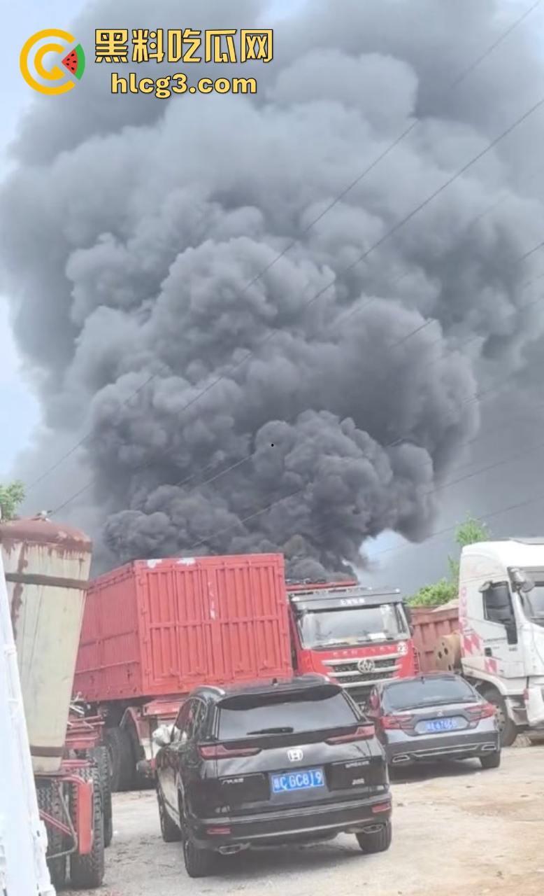 完了 完了 锅烧穿了！海口垦科路一处库房突发大火 现场火光冲天浓烟滚滚！-3