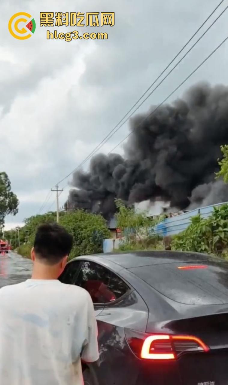 完了 完了 锅烧穿了！海口垦科路一处库房突发大火 现场火光冲天浓烟滚滚！-5