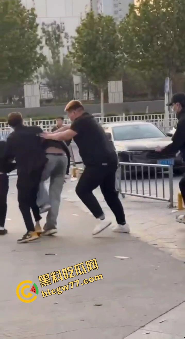 泰安万达精神小伙发疯出事，一言不合打人致死，这年头监狱都快成精神小伙培训基地了！-5