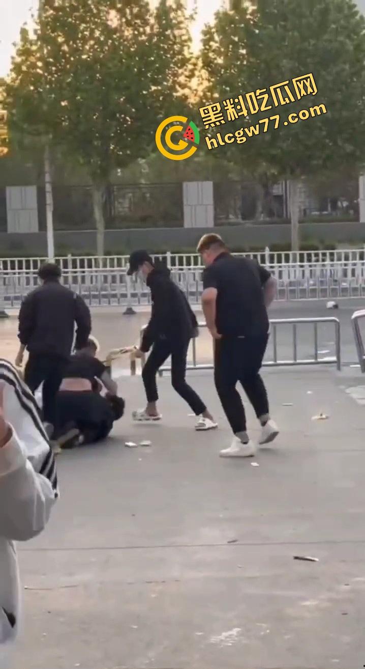 泰安万达精神小伙发疯出事，一言不合打人致死，这年头监狱都快成精神小伙培训基地了！-6