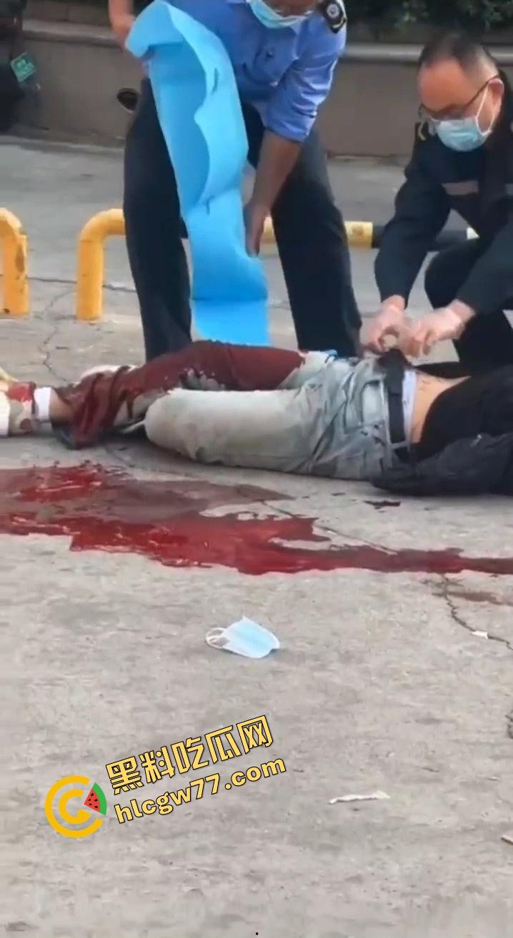 泰安万达精神小伙发疯出事，一言不合打人致死，这年头监狱都快成精神小伙培训基地了！-11