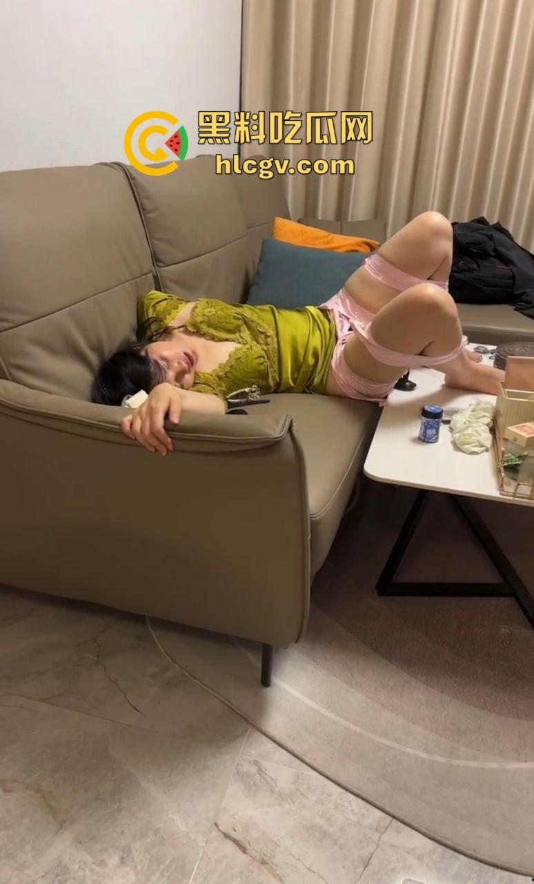 定制绿帽派对！绿帽奴狂邀单男双拼把老婆被干到哀嚎，扩逼跳蛋准备好套都不带！这也太敢玩了吧？-12