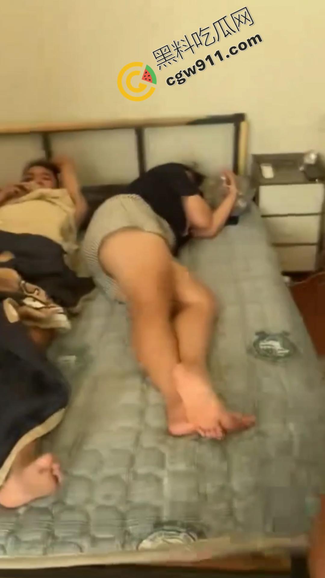 怒火狂涌男史诗级抓奸现场：女友与奸夫冷眼旁观，愤怒男子咆哮现场，网友直呼“最搞笑抓奸场面”！-1