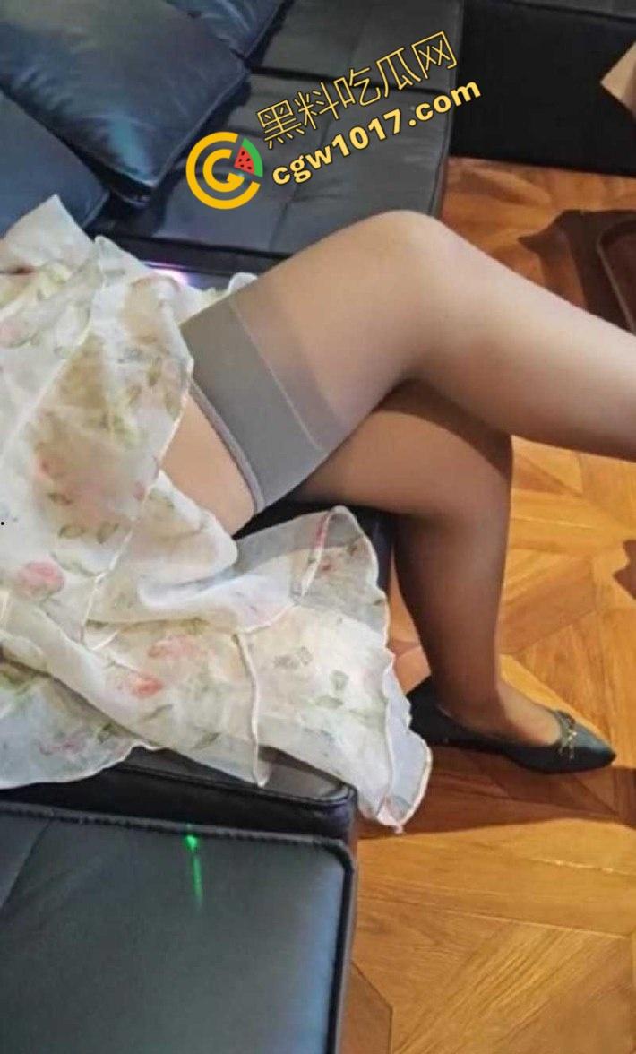 海角大神与嫂子KTV包厢激情偷欢：裸身激情接受深入调教，全裸开嗓激情交织，全程极度刺激！-4