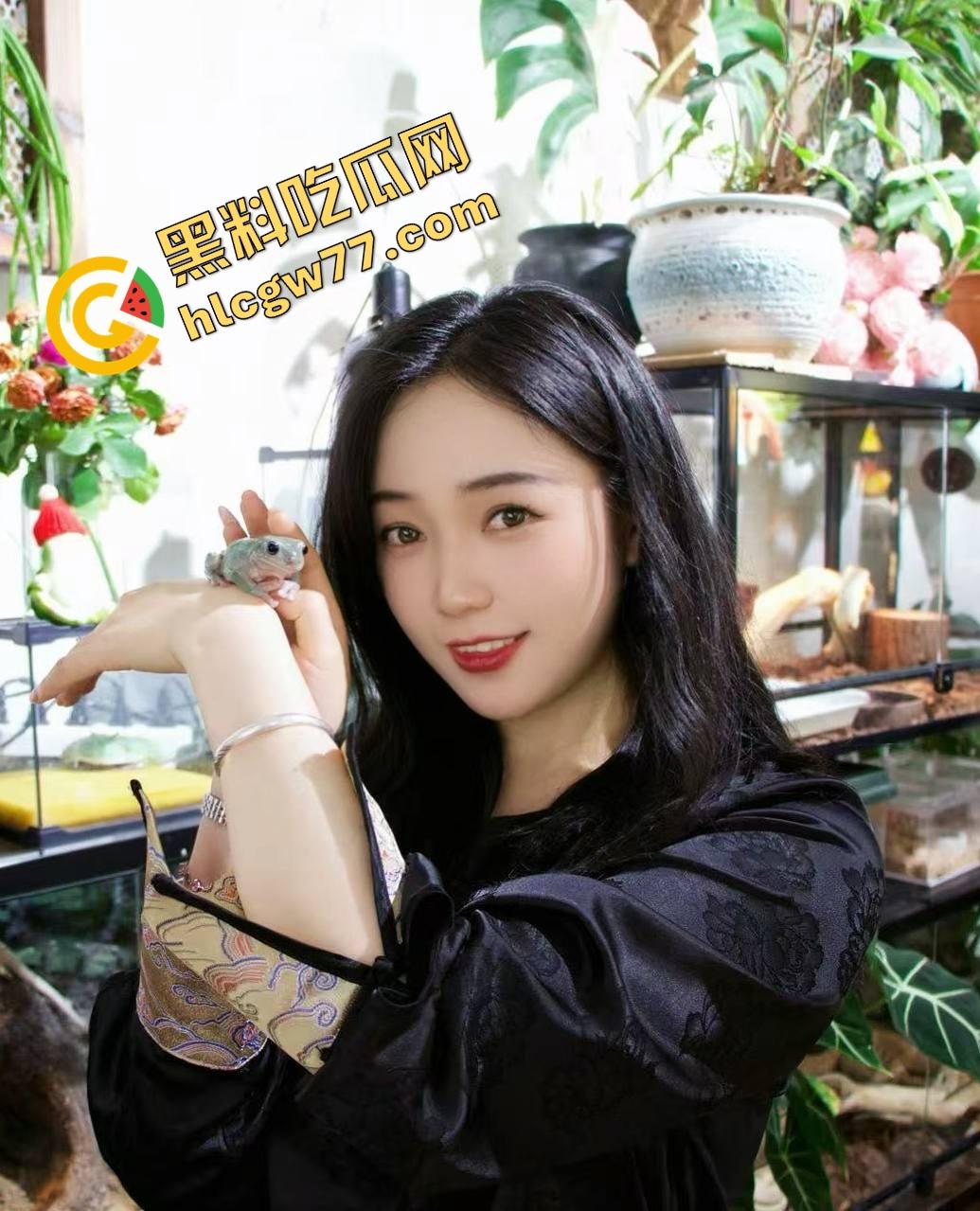 监控破解流出，一位职场母亲打发女儿出门后 拿出了一个专业炮机看着视频猛插骚穴！-5