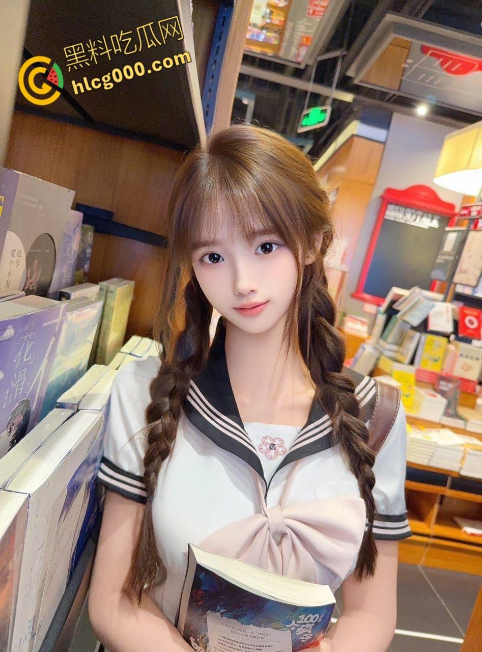 可爱福利姬【锅锅酱】，白丝女仆装自拍泄露，女上位狂插奶子晃动淫叫不断，按住屁股疯狂抽插！-1