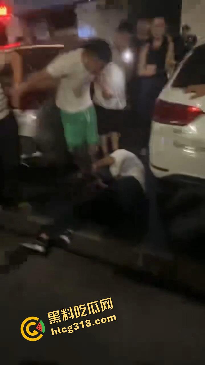 彭山老毕登抖音撩小妹妹，酒店门口被亲爹堵住一顿胖揍，老色胚当场趴窝，路人全程围观叫好！-9