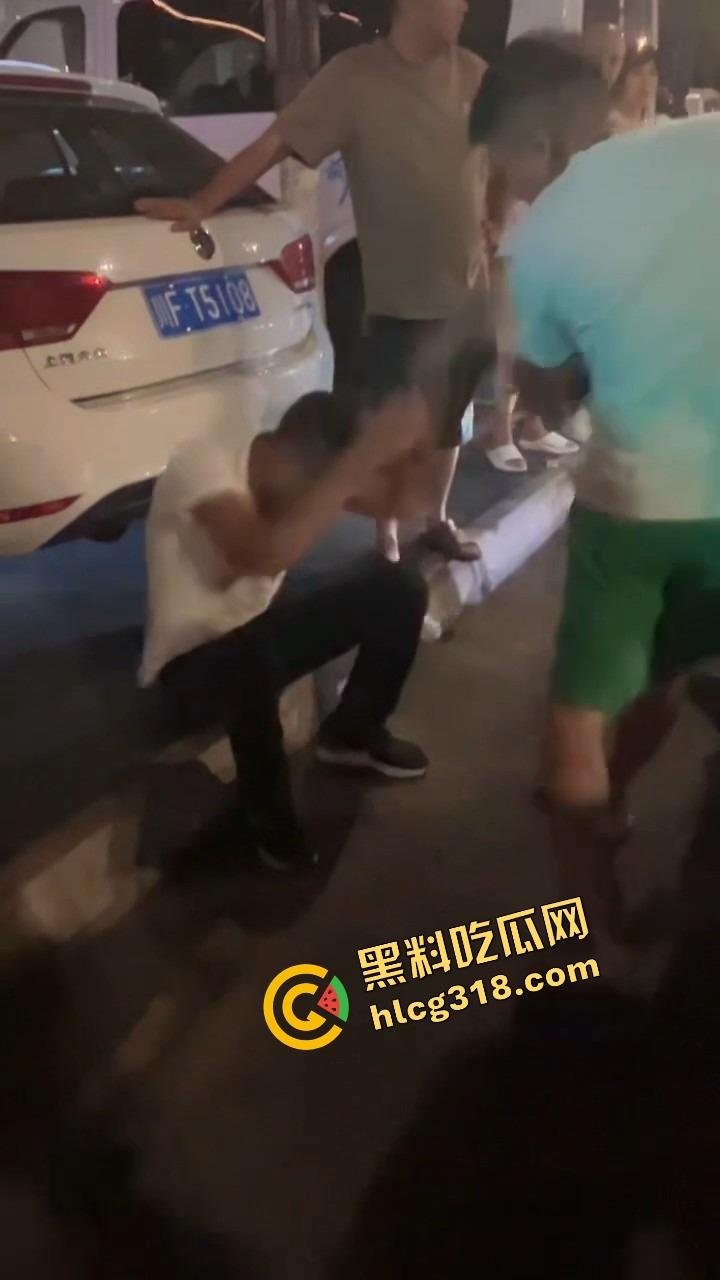 彭山老毕登抖音撩小妹妹，酒店门口被亲爹堵住一顿胖揍，老色胚当场趴窝，路人全程围观叫好！-12