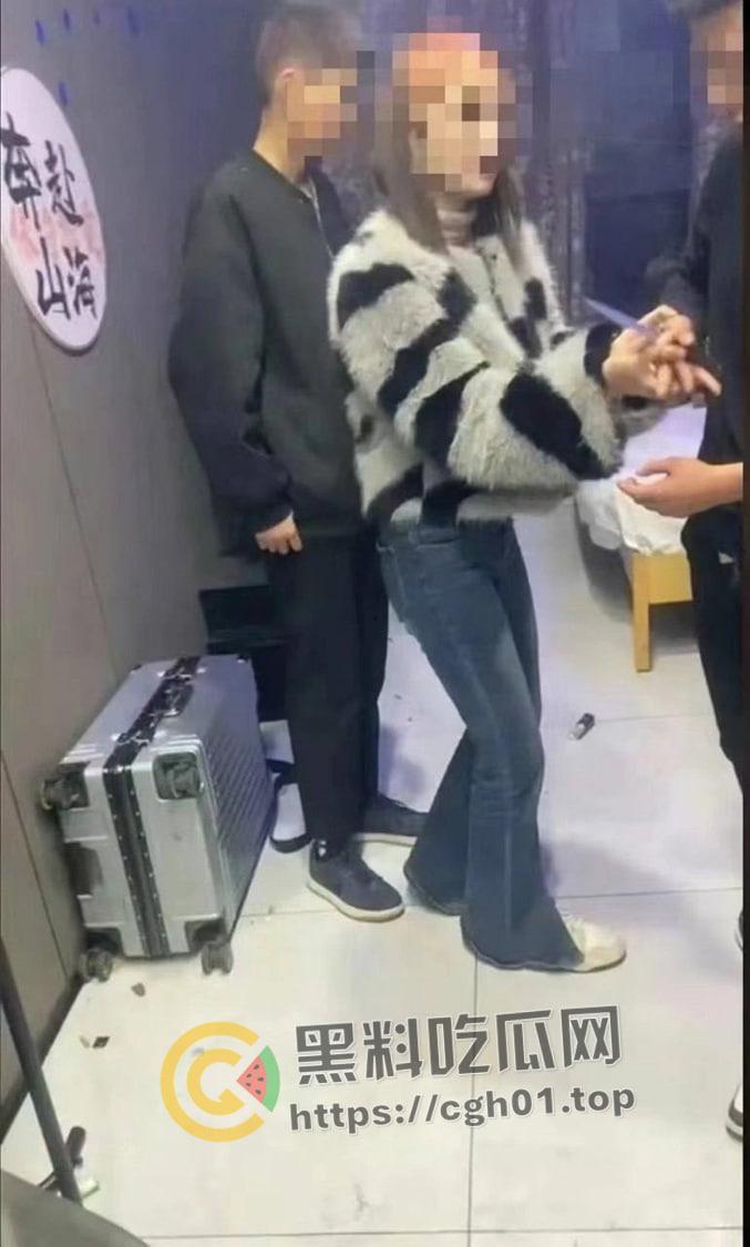 抖音热瓜！青海西宁女孩酒店被打 精神小伙小妹被围堵殴打原视频-1