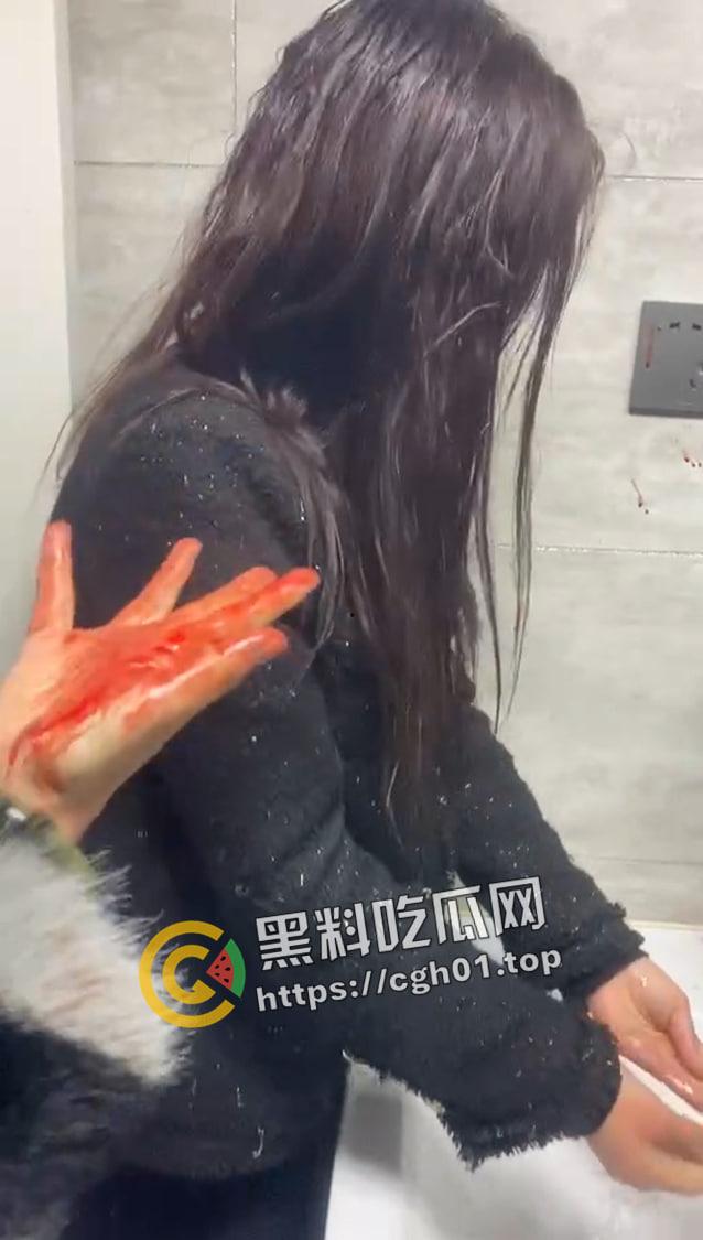 抖音热瓜！青海西宁女孩酒店被打 精神小伙小妹被围堵殴打原视频-4