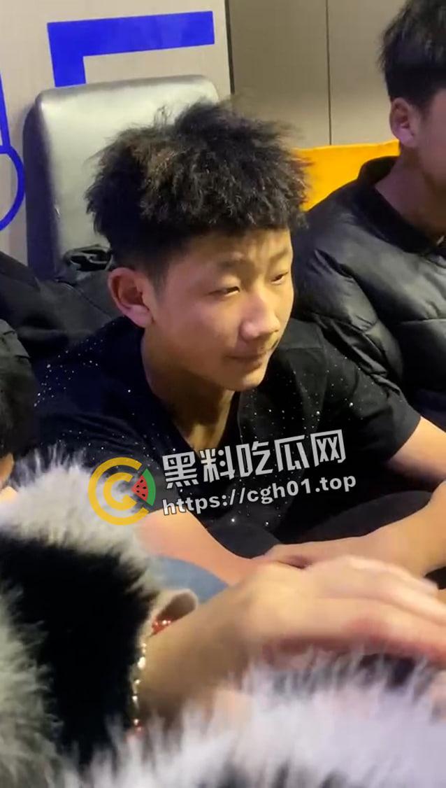 抖音热瓜！青海西宁女孩酒店被打 精神小伙小妹被围堵殴打原视频-5