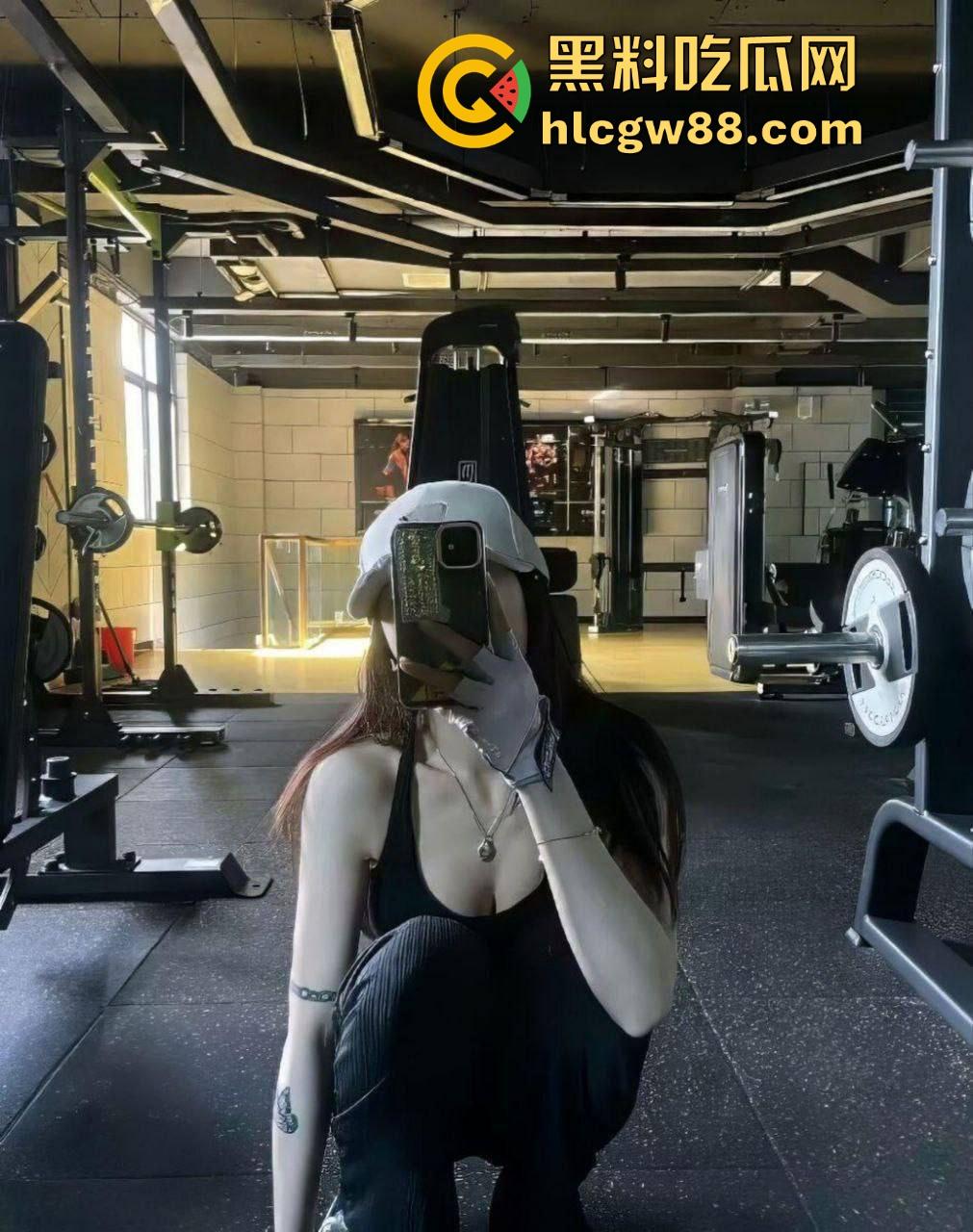 瓜友爆料！社交软件约炮健身女教练【林薇薇】已婚极品的骚少妇 背着老公偷吃无套后入 精液灌满骚穴。-1