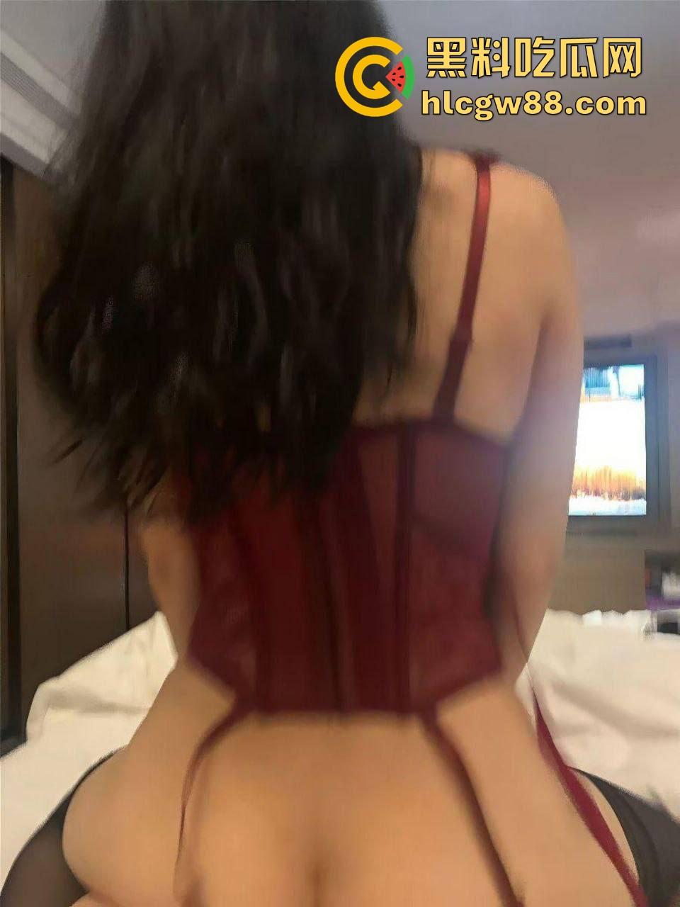 瓜友爆料！社交软件约炮健身女教练【林薇薇】已婚极品的骚少妇 背着老公偷吃无套后入 精液灌满骚穴。-8