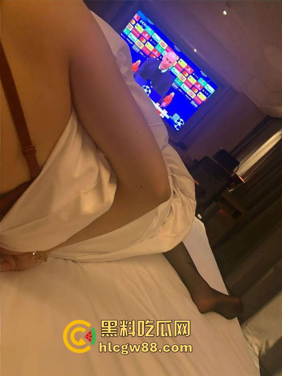 瓜友爆料！社交软件约炮健身女教练【林薇薇】已婚极品的骚少妇 背着老公偷吃无套后入 精液灌满骚穴。-20