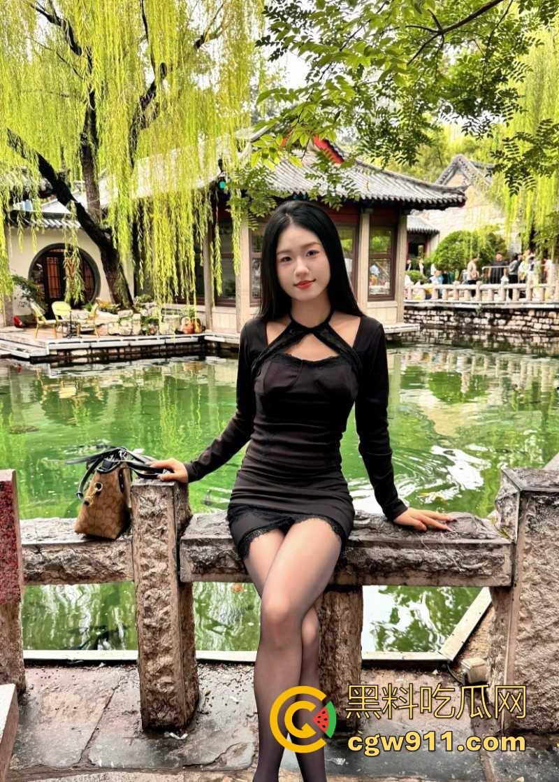 调教饥渴嫂子，咬着大哥已经射满的套，把精液当润滑油用，边操边大声淫叫，这还真不是一般的骚！-2