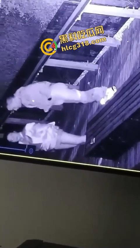 杭州公园长椅野战全程被监控拍下，两人全程激烈拉伸还换姿势，保安看回放笑抽了，上夜班果然有福利！-7