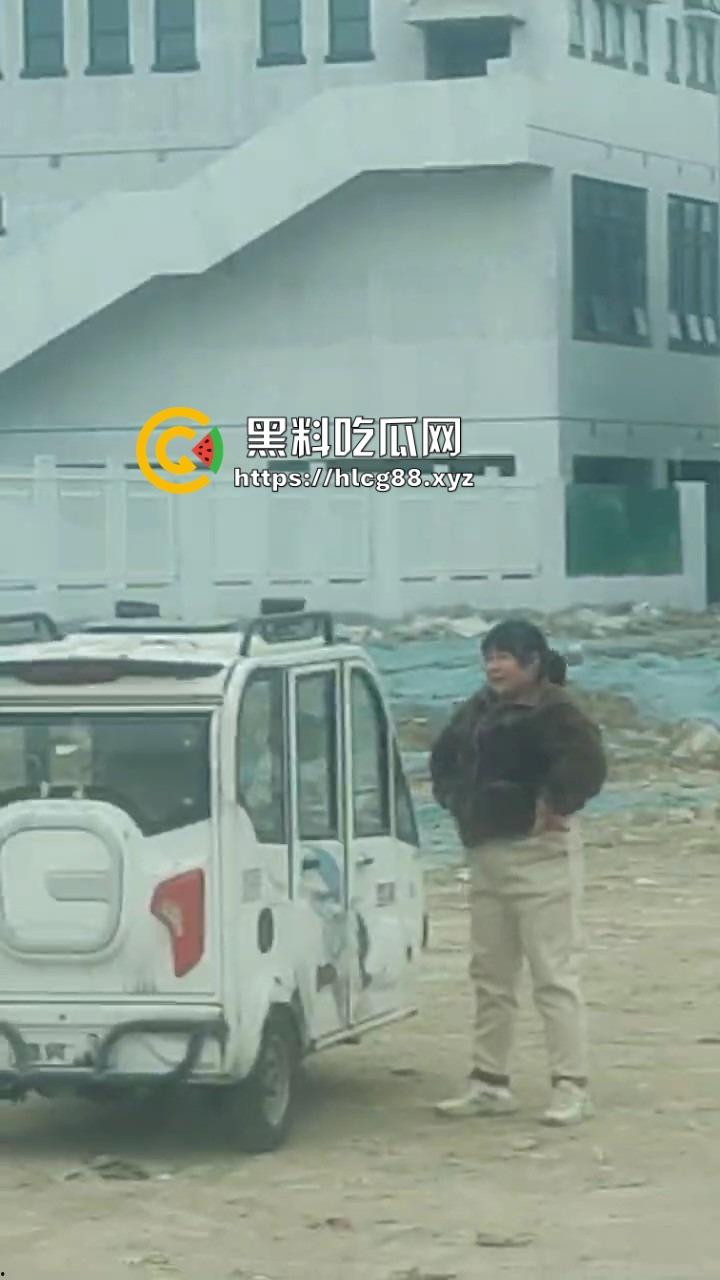 大爷老头乐三蹦子车震操大妈，1分钟干翻大妈让人爽整天，大姐裤子一提骑电驴，满脸淫笑回家做饭！-6