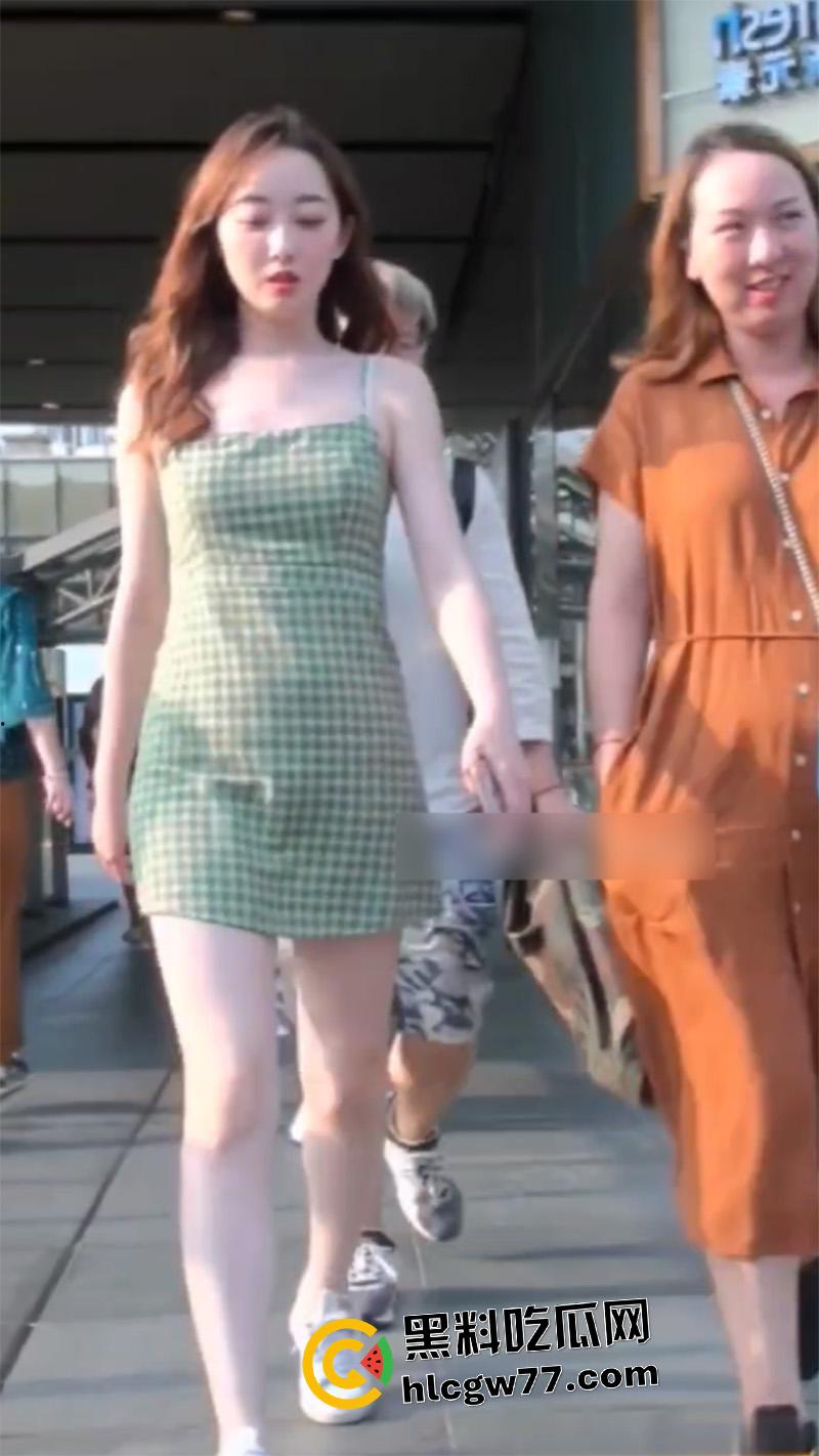 抄底大神冒死偷拍，女明星【蒋梦婕】白嫩长腿至极撩人,小内内清晰可见 后入绝对爽翻了!-6