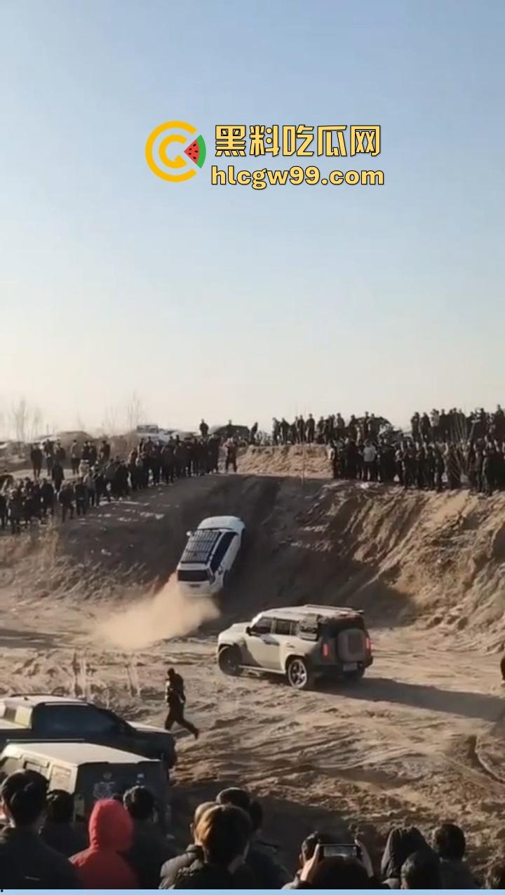 邯郸魏县飙车现场突袭，越野场地赛突遇警察突袭，猛禽油门踩到底，吓得差点侧翻！-2