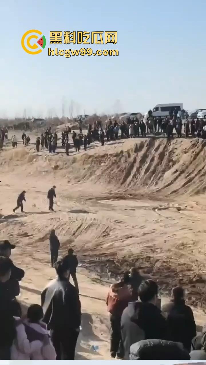 邯郸魏县飙车现场突袭，越野场地赛突遇警察突袭，猛禽油门踩到底，吓得差点侧翻！-7