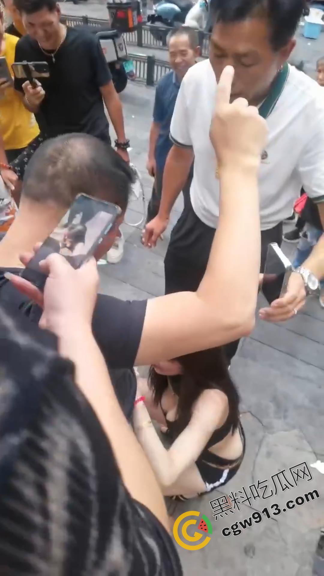 极品辣妹与饥渴男人当街上演淫乱勾当，身材火辣，诱人姿势撩人眼球，所有围观者鸡巴硬到爆炸-5