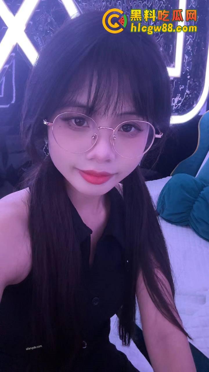 厦门酒吧气氛组极品眼镜骚婊『兰芊芊』酒吧10瓶皇家礼炮带走，制服丝袜被操高潮了主动求拍！-5