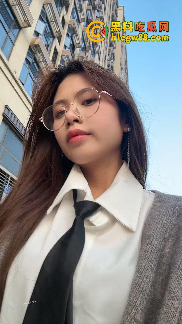 厦门酒吧气氛组极品眼镜骚婊『兰芊芊』酒吧10瓶皇家礼炮带走，制服丝袜被操高潮了主动求拍！-12