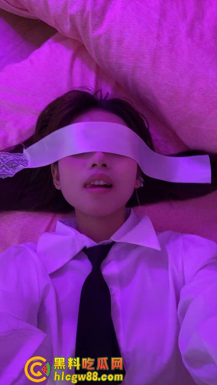 厦门酒吧气氛组极品眼镜骚婊『兰芊芊』酒吧10瓶皇家礼炮带走，制服丝袜被操高潮了主动求拍！-14