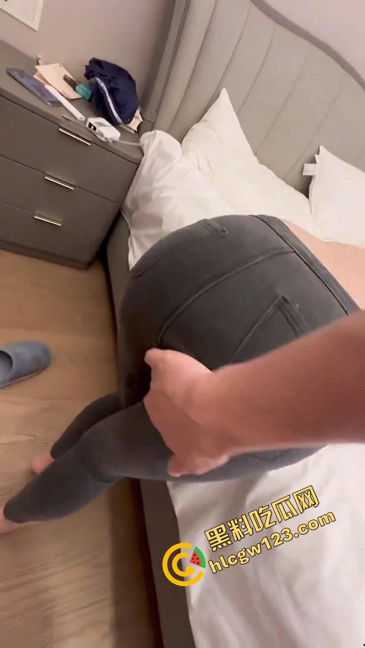 情侣旅行约单男爆操女友共谋喂屌全程拍摄！肥鲍掰开狂插，男友边录像边指导姿势，精液淋湿大腿根！-3