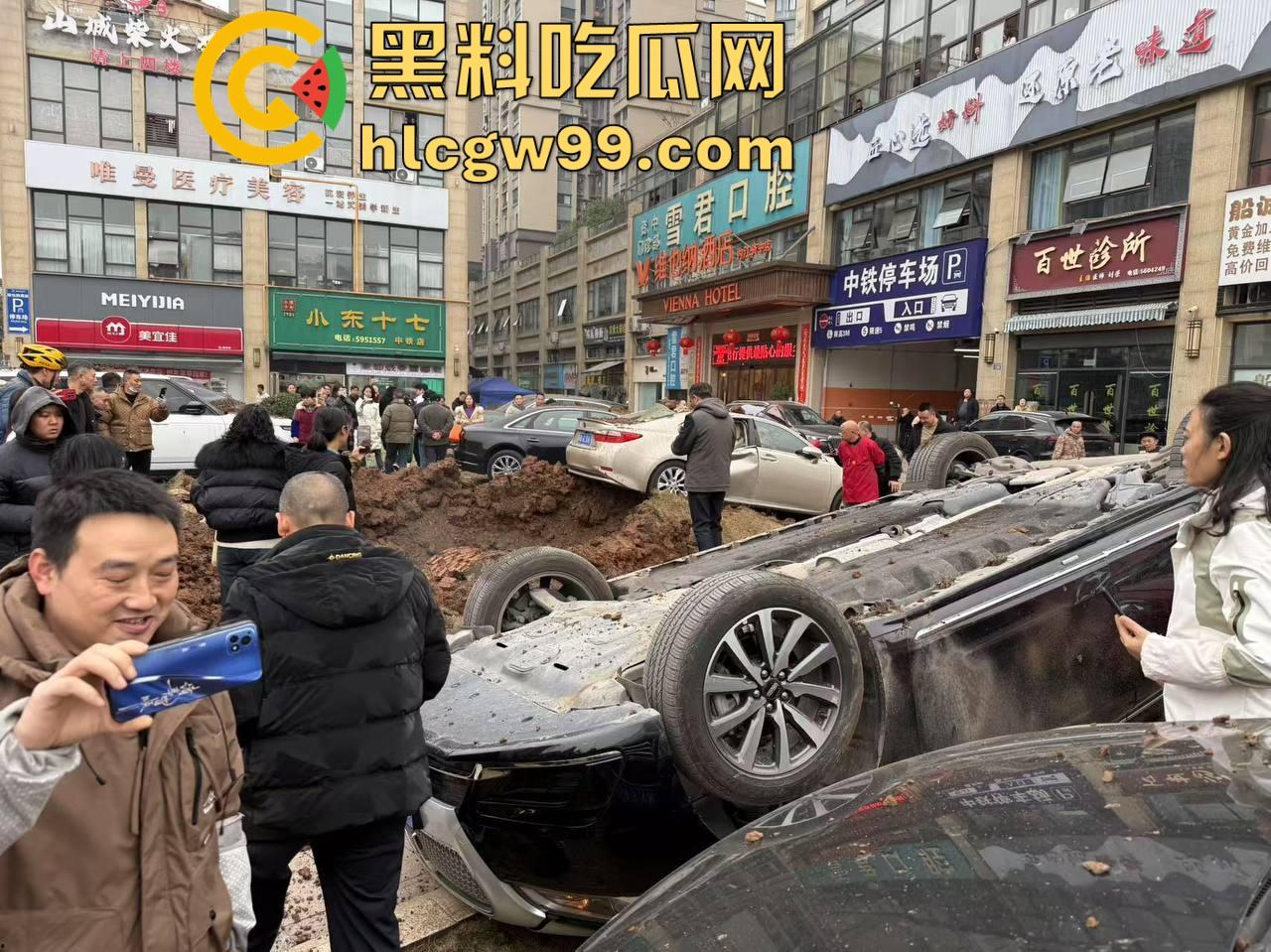 四川内江新年第一炮，熊孩子鞭炮炸翻井盖，轰飞数辆豪车， 580万天价损失，爹妈开年直接破产！-7