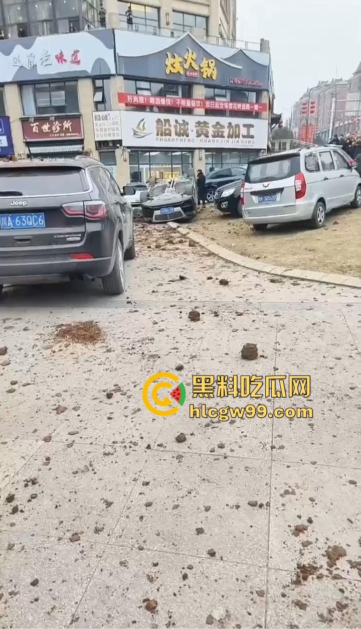 四川内江新年第一炮，熊孩子鞭炮炸翻井盖，轰飞数辆豪车， 580万天价损失，爹妈开年直接破产！-13