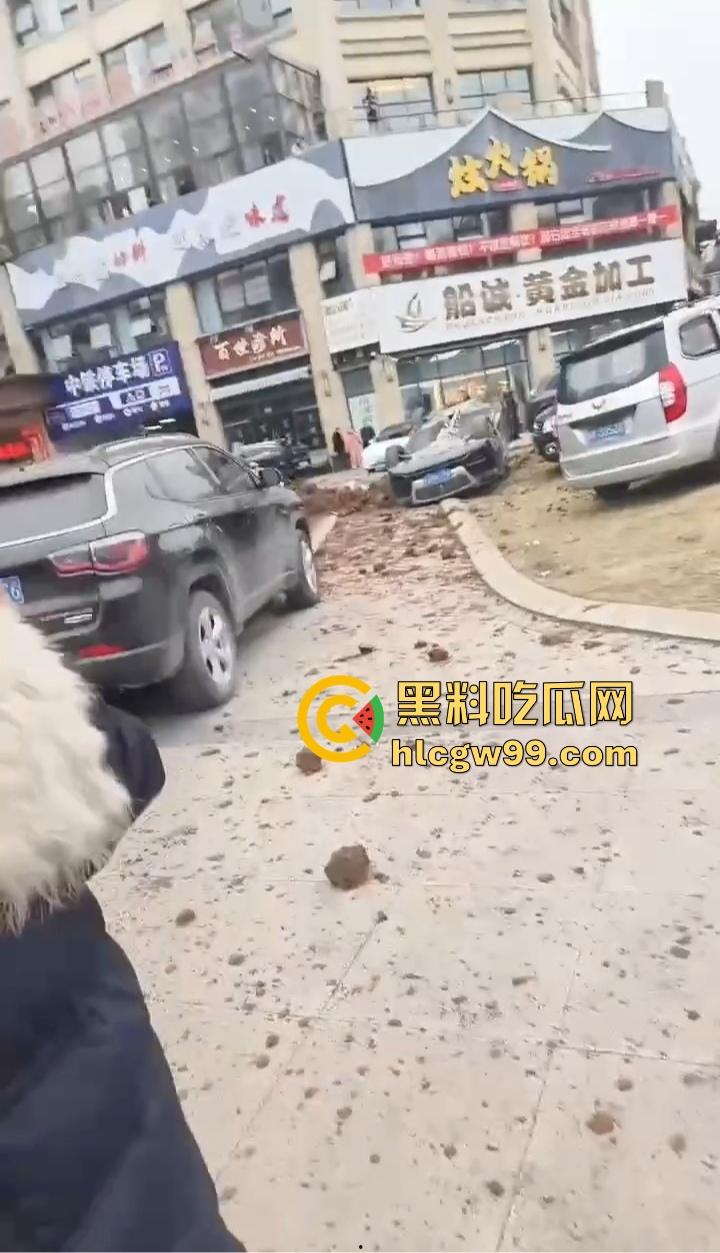 四川内江新年第一炮，熊孩子鞭炮炸翻井盖，轰飞数辆豪车， 580万天价损失，爹妈开年直接破产！-14