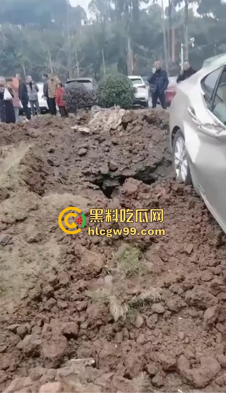 四川内江新年第一炮，熊孩子鞭炮炸翻井盖，轰飞数辆豪车， 580万天价损失，爹妈开年直接破产！-15