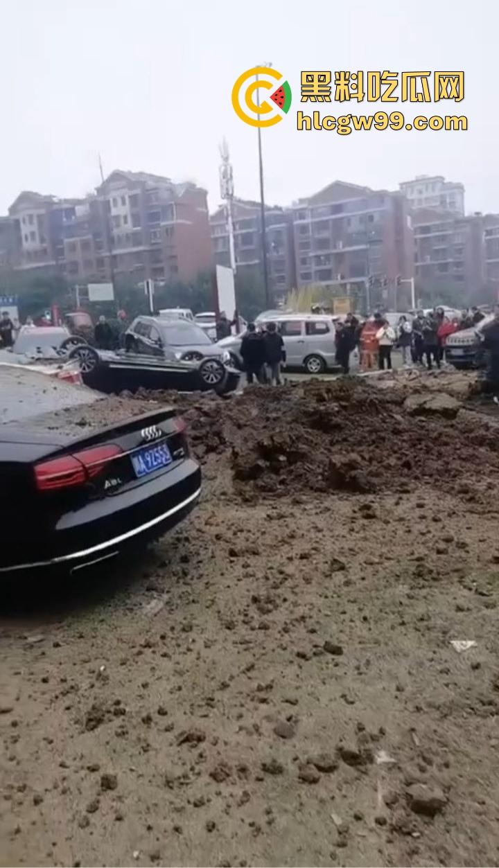 四川内江新年第一炮，熊孩子鞭炮炸翻井盖，轰飞数辆豪车， 580万天价损失，爹妈开年直接破产！-17