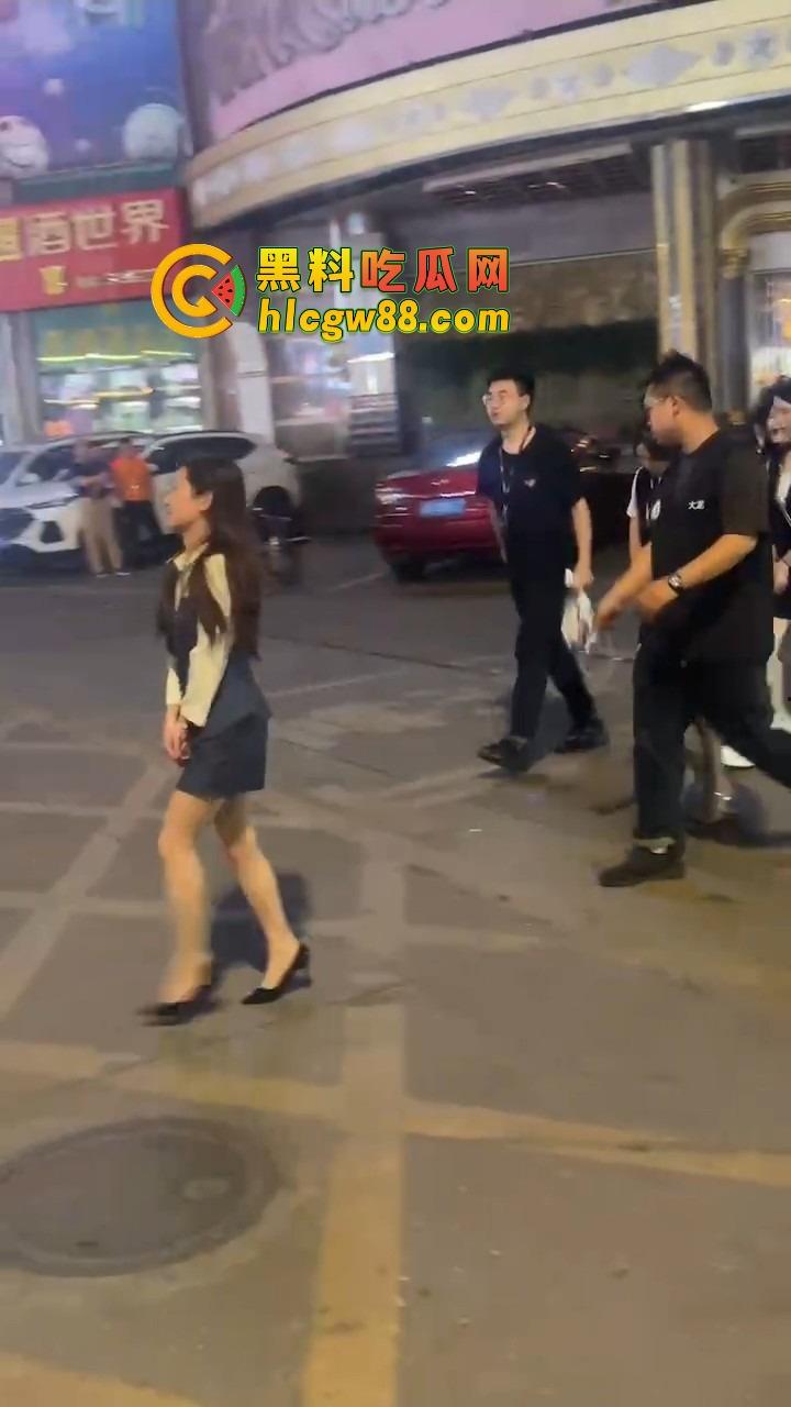 东莞净土不再，城市派对扫黄现场曝光，性感公主们排队上车，莞式传奇又少一处！-4